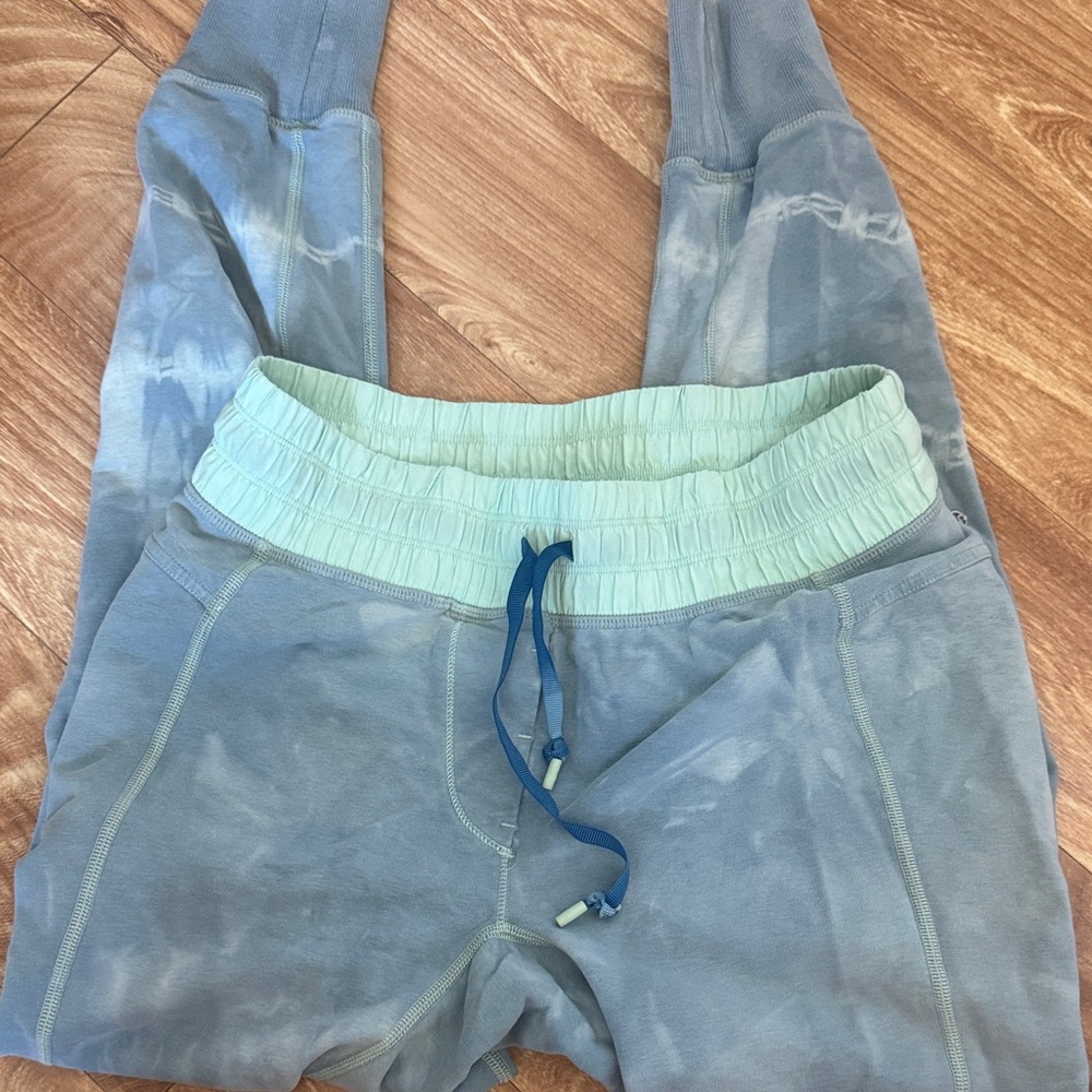 Lululemon 6 Tie-Dye Joggers in blue and Green